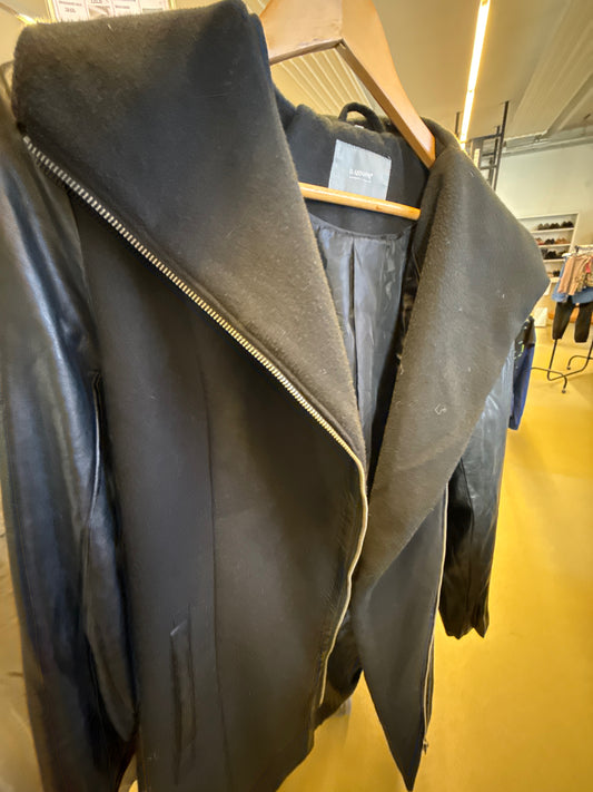 D. Auwore Jacket – Sort