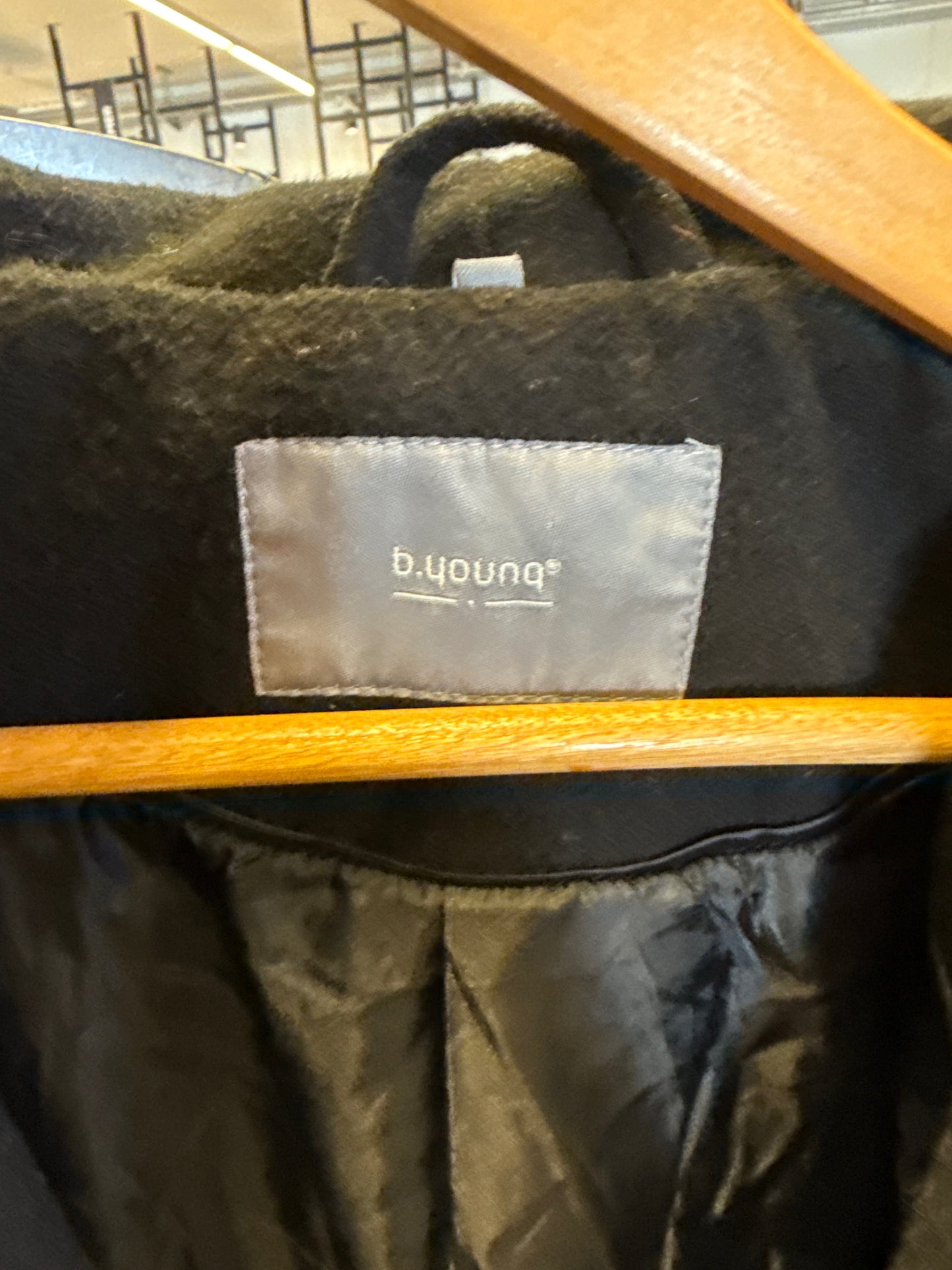 D. Auwore Jacket – Sort