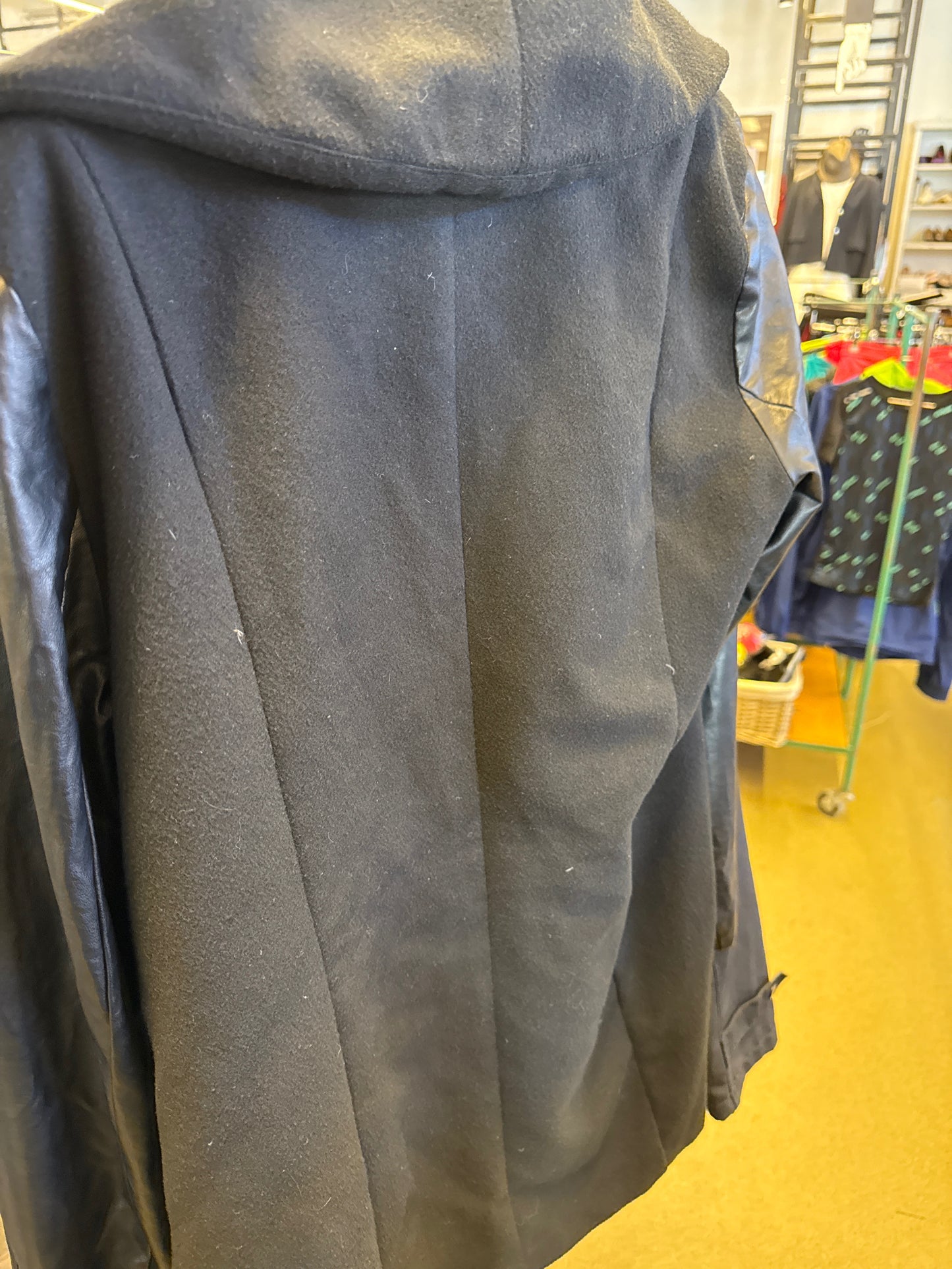 D. Auwore Jacket – Sort